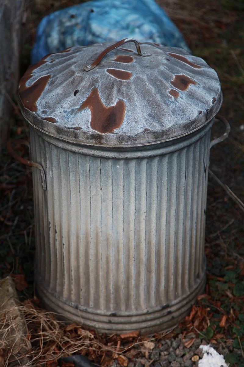 Solar-powered recycling bin